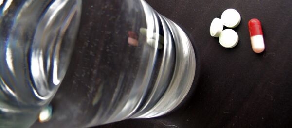 Стакан с водой и таблетки - Sputnik Кыргызстан