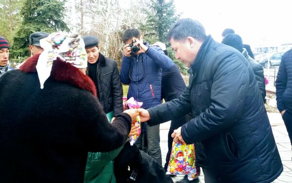 Молодожены из Таласа вместо проведения пышной свадьбы купили зимние куртки 30 детям из малообеспеченных семей. - Sputnik Кыргызстан