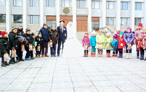 Благотворительная акция Послужи Родине вместо того, чтобы тратиться зря в Таласе - Sputnik Кыргызстан