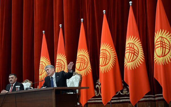 Президент Алмазбек Атамбаев борбор калаанын жашоочулары менен жолугуп, алардын суроолоруна жооп берди. - Sputnik Кыргызстан