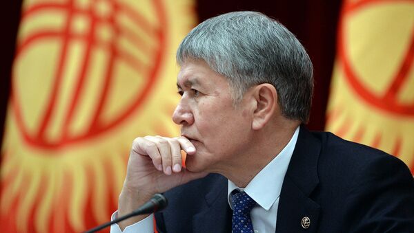 Президент Алмазбек Атамбаев встретился с жителями Бишкека - Sputnik Кыргызстан