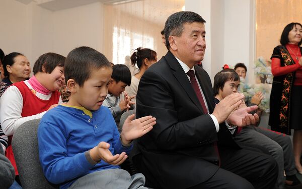 Премьер-министр Сооронбай Жээнбеков посетил бишкекский Центр реабилитации лиц с ограниченными возможностями здоровья по случаю Международного дня инвалидов. - Sputnik Кыргызстан