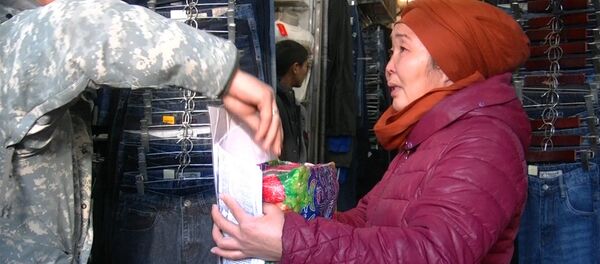 Отдать почку сыну: на Ошском рынке мать просит милостыню на операцию - Sputnik Кыргызстан