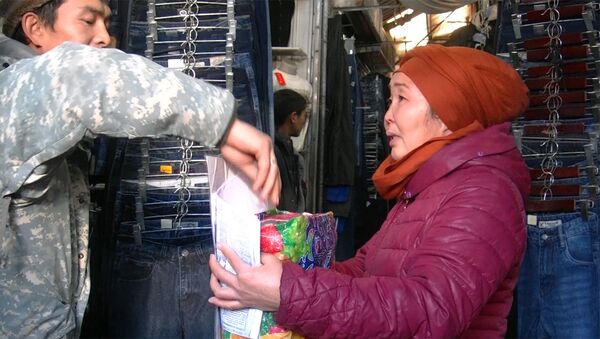 Отдать почку сыну: на Ошском рынке мать просит милостыню на операцию - Sputnik Кыргызстан