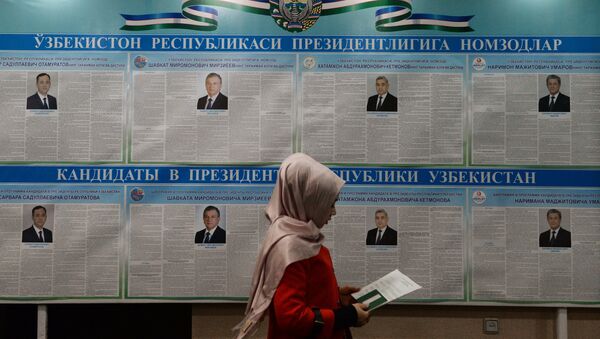 Женщина голосует на избирательном участке во время выборов президента Узбекистана. - Sputnik Кыргызстан