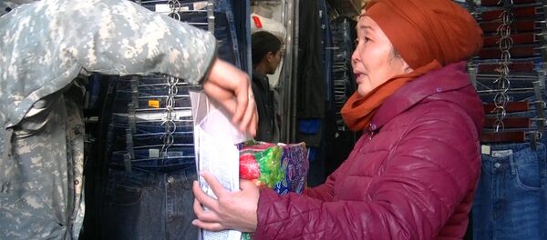 Уулуна бөйрөгүн берем деген эне базарда тилемчи болууга аргасыз - Sputnik Кыргызстан