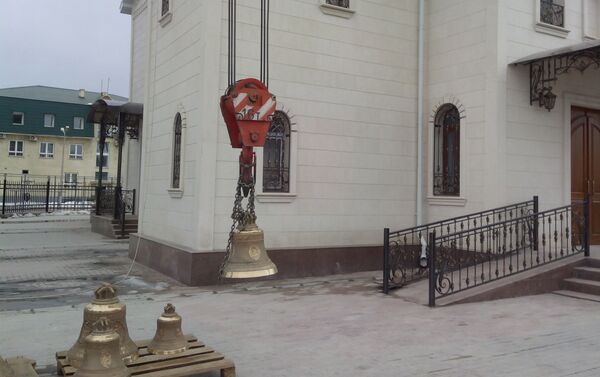 Десять колоколов установлены в храме Александра Невского на территории авиабазы ОДКБ Кант - Sputnik Кыргызстан