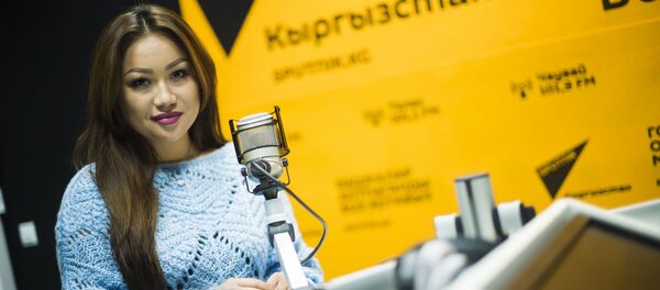 КР Эмгек сиңирген артисти Динара Акулованын көкүрөк күчү Малика-Дина маек учурунда - Sputnik Кыргызстан