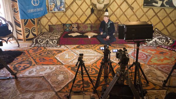 Манасчи во время семисуточного сказания эпоса Манас в этнокомплексе Супара - Sputnik Кыргызстан