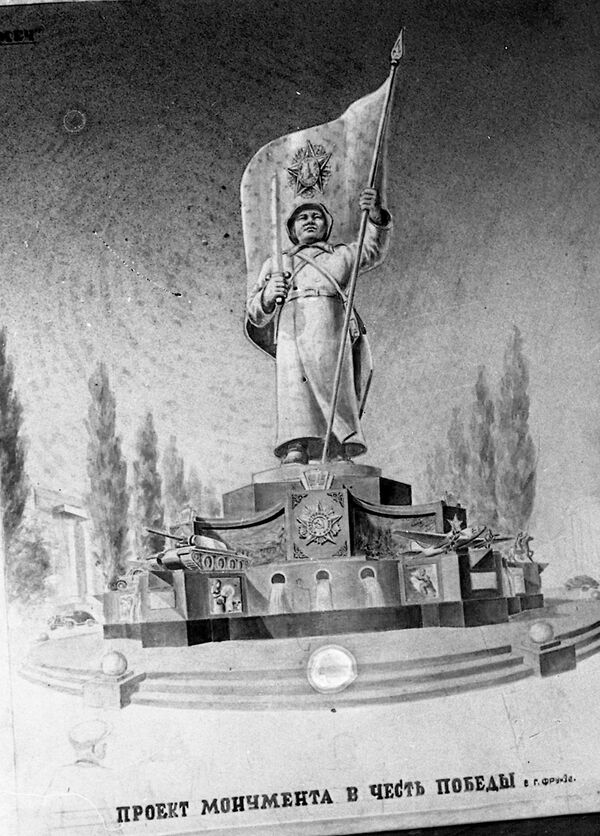 Жеңиш аянтында боз үйдүн түндүгү турган монументтин ордуна, совет солдатынын эстелиги турмак - Sputnik Кыргызстан