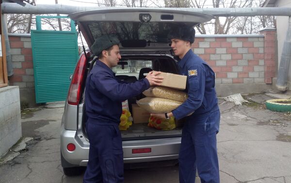 Военные и их семьи приобрели для учреждения продукты (крупы, макароны, сладости), детскую одежду и обувь. - Sputnik Кыргызстан