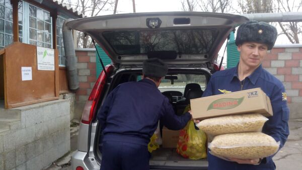 Военнослужащие базы ОДКБ Кант доставляют продукты Дому ребенка в Токмоке - Sputnik Кыргызстан
