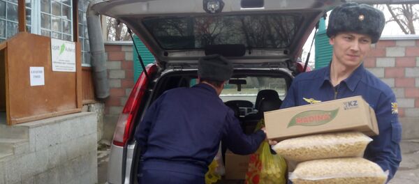Военнослужащие базы ОДКБ Кант доставляют продукты Дому ребенка в Токмоке - Sputnik Кыргызстан