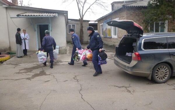 Военнослужащие базы ОДКБ Кант в субботу, 3 декабря, навестили воспитанников Республиканского специализированного дома ребенка в Токмоке - Sputnik Кыргызстан