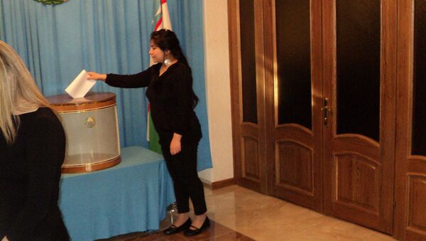 Избиратель во время выборов на избирательном участке в Бишкеке - Sputnik Кыргызстан