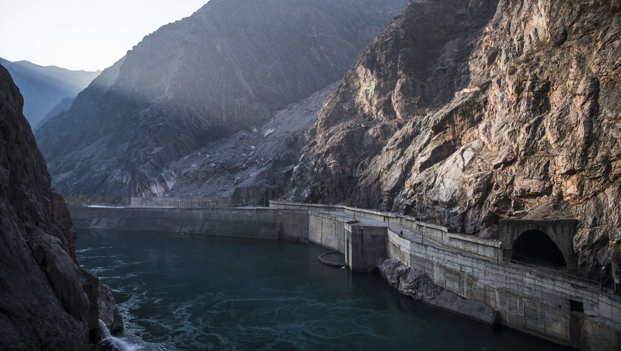 Кыргызстан водохранилище. Токтогульский ГЭС Киргизия. Токтогульское водохранилище ГЭС. Нарынская ГЭС Киргизия. Каскад Токтогульских ГЭС.