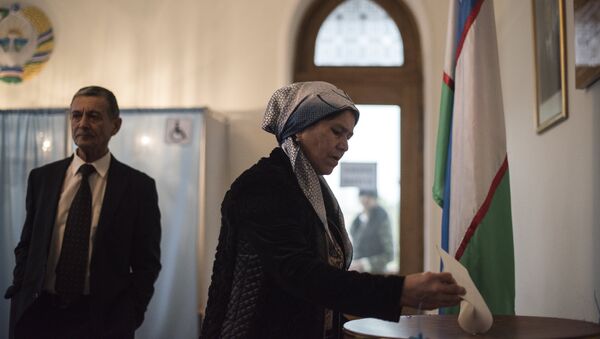 Женщина голосует на избирательном участке во время выборов президента Узбекистана. - Sputnik Кыргызстан