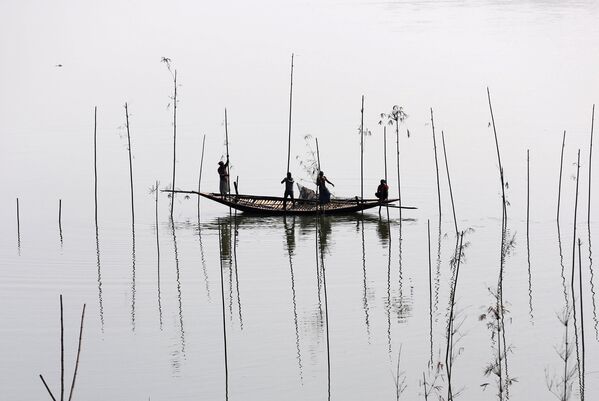 Рыбаки на реке в Дакке, Бангладеш - Sputnik Кыргызстан