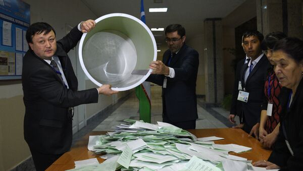 Выемка бюллетеней членами избирательной комиссии на избирательном участке во время выборов президента Узбекистана. - Sputnik Кыргызстан