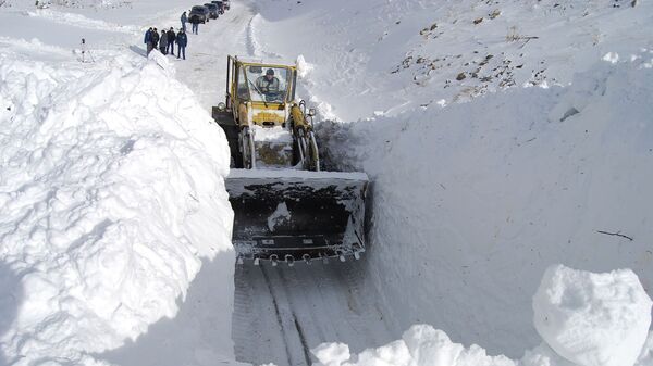 Расчистка снежных завалов и принудительный спуск лавин на Транскавказской автомагистрали - Sputnik Кыргызстан