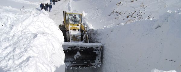 Кар тазалоо иштери. Архив - Sputnik Кыргызстан