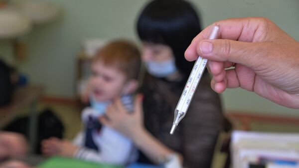 Врач проводит осмотр ребенка в период сезонного роста заболеваемости гриппом и ОРВИ. Архивное фото - Sputnik Кыргызстан
