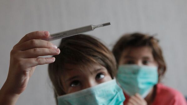 Дети, заболевшие гриппом, во время лечения в домашних условиях - Sputnik Кыргызстан