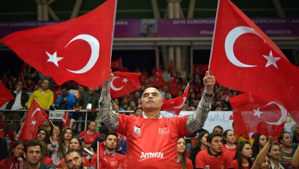 Мужчина держит флаг Турции. Архивное фото - Sputnik Кыргызстан
