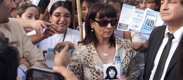 Сусана Тримарко держит портрет дочери Мариа де лос Анхелес Верон, которая в 2002-м году была похищена в аргентинской провинции Тукуман и попала в сексуальное рабство Сусана Тримарко держит портрет дочери Мариа де лос Анхелес Верон, которая в 2002-м году была похищена в аргентинской провинции Тукуман и попала в сексуальное рабство - Sputnik Кыргызстан