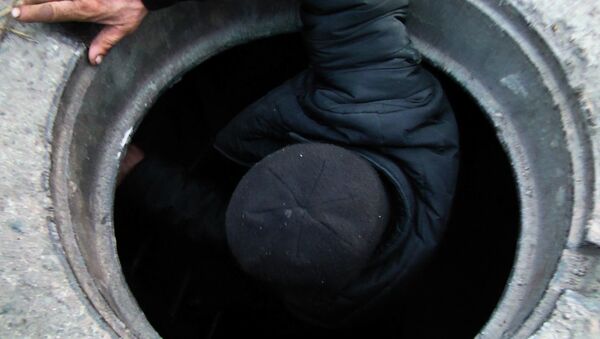 Өмүр менен өлүм: селсаяктар люкка түшкөн адамды кантип сактап калганын айтып беришти - Sputnik Кыргызстан