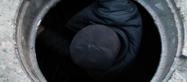 Өмүр менен өлүм: селсаяктар люкка түшкөн адамды кантип сактап калганын айтып беришти - Sputnik Кыргызстан