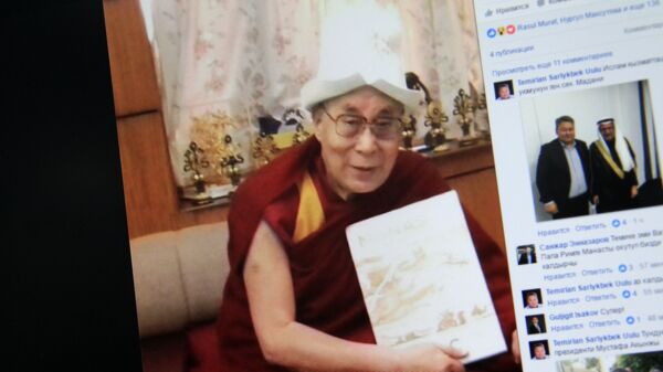 Снимок с социальной сети Facebook пользователя Temirlan Sarlykbek Uulu. Духовный лидер тибетских буддистов Далай-Лама с колпаком - Sputnik Кыргызстан