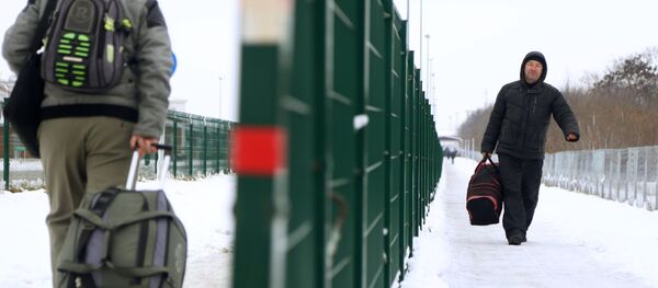 Люди на пункте пропуска. Архивное фото - Sputnik Кыргызстан