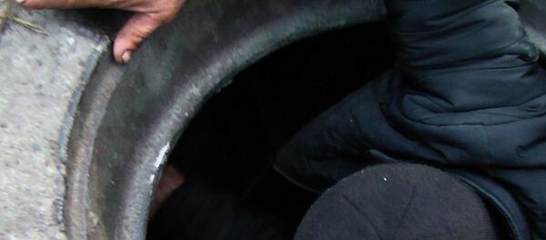 На грани жизни и смерти: как мужчина пролежал в люке двое суток - Sputnik Кыргызстан