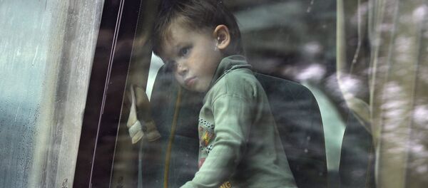 Отправка беженцев с детьми из Славянска в Россию - Sputnik Кыргызстан