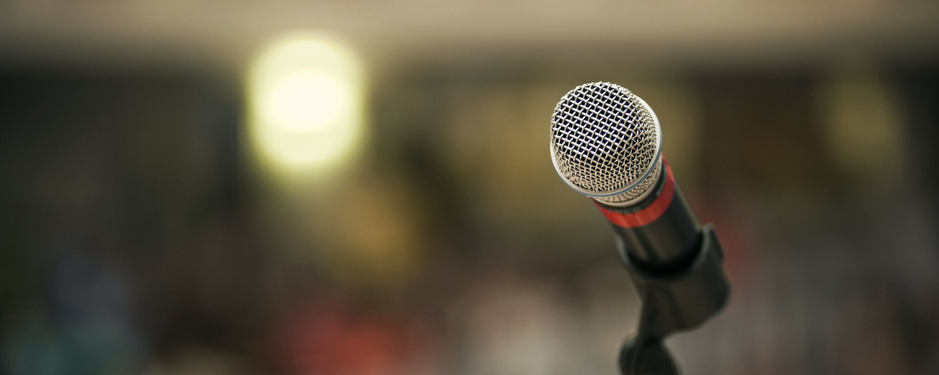 Микрофон на сцене - Sputnik Кыргызстан, 1920, 19.04.2020