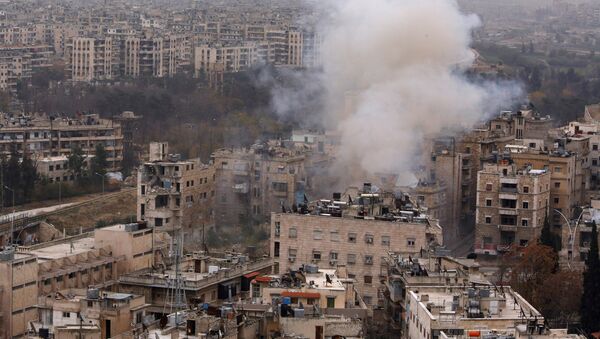 Дым после взрыва в районе, контролируемого сирийской армией в Алеппо. Архивное фото - Sputnik Кыргызстан