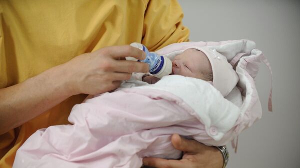 Кормление новорожденного ребенка - Sputnik Кыргызстан