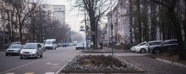 Автомобили на одной из улиц Бишкека. Архивное фото Автомобили на одной из улиц Бишкека. Архивное фото - Sputnik Кыргызстан