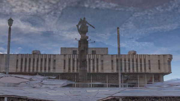 Лужа у здания филармонии в Бишкеке. Архивное фото - Sputnik Кыргызстан