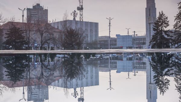 Отражение здания Главпочтамта на луже. Архивное фото - Sputnik Кыргызстан