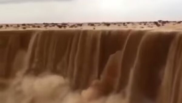 Гигантский песчаный водопад — уникальные кадры из пустыни близ Эр-Рияда - Sputnik Кыргызстан