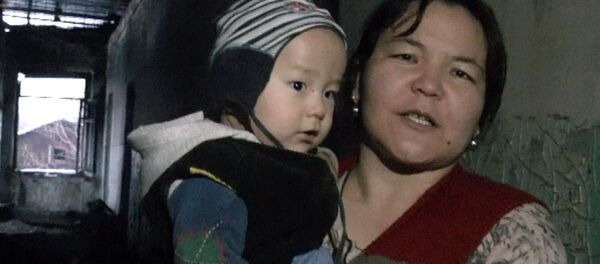 Семья с детьми проводит зиму в мокром доме — последствия пожара в Шопокове - Sputnik Кыргызстан