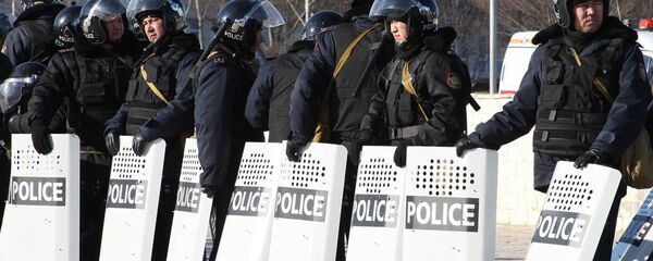 Сотрудники правоохранительных органов Казахстана на одной из улиц города Актау. Архивное фото Сотрудники правоохранительных органов Казахстана на одной из улиц города Актау. Архивное фото - Sputnik Кыргызстан