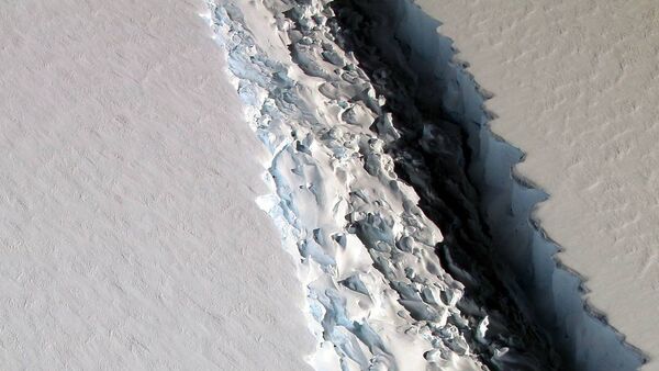 Антарктиданын мөңгүлөрүнүн биринен табылган узундугу 112 чакырымга жеткен ири жарака - Sputnik Кыргызстан