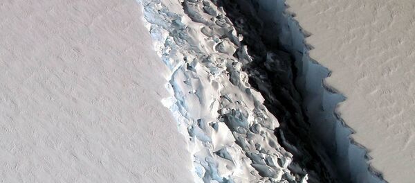 Антарктиданын мөңгүлөрүнүн биринен табылган узундугу 112 чакырымга жеткен ири жарака - Sputnik Кыргызстан