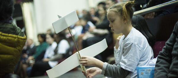 Подведение итогов первого республиканского конкурса детского рисунка Крылья Победы — 2016 в Русском театре драмы имени Чингиза Айтматова - Sputnik Кыргызстан