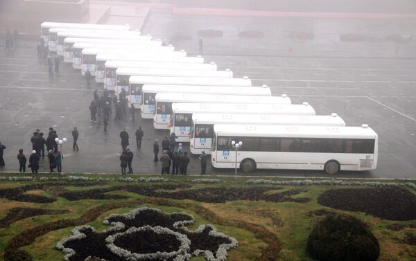 Бүгүн, 9-декабрь күнү Ош шаарына алынып келинген 30 автобустун ачкычы айдоочуларга тапшырылып, эртеңден тарта ишке берилет. - Sputnik Кыргызстан