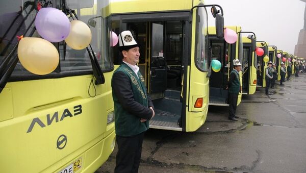 На центральной площади города Ош 9 декабря состоялась церемония вручения ключей от 30 новых автобусов. - Sputnik Кыргызстан