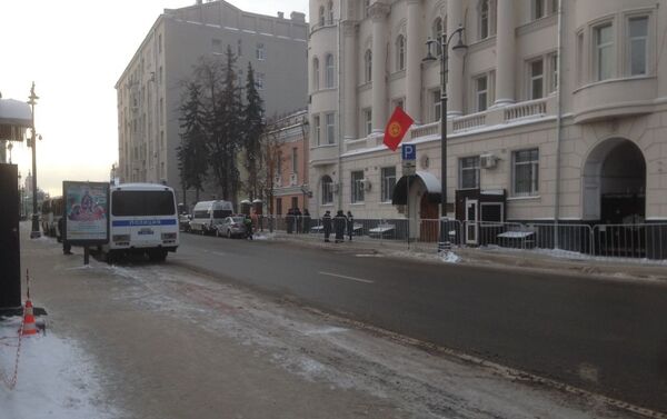 У посольства Кыргызстана в России стояли два автобуса с сотрудниками ОМОНа из-за сообщения о митинге кыргызстанцев у здания дипломатического представительства - Sputnik Кыргызстан